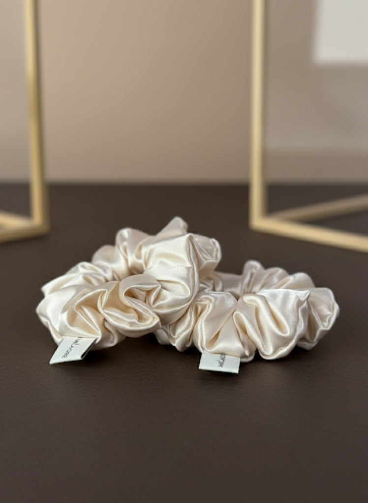 IVORY LUXE – Satijnen Scrunchies (2-pack)
